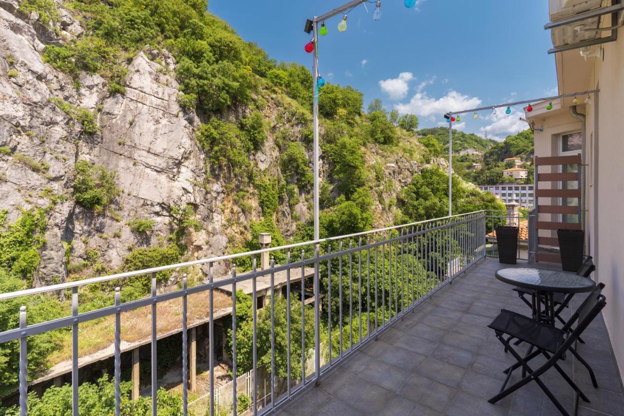 Stunning Apartment In Quiet Street Near Center With Free Parking 4 Floor Рийека Екстериор снимка